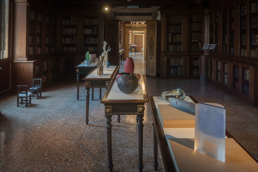 Дизайнерское стекло: выставка Giochi di sponda. Una collezione di vetro contemporaneo в Венеции