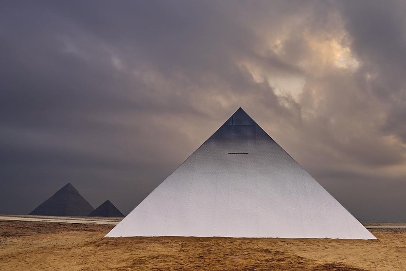Выставка паблик-арта у подножия пирамид