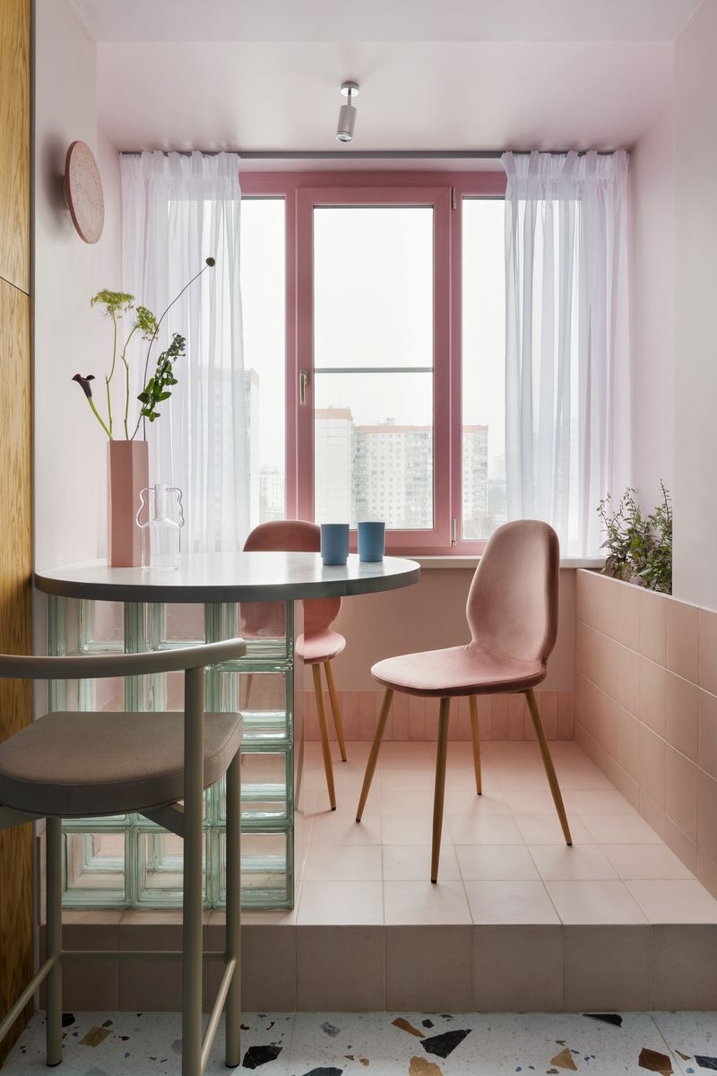 Яркие цвета, арки, необычная плитка: как дизайнеры преобразили квартиру в типовом доме 1970-х