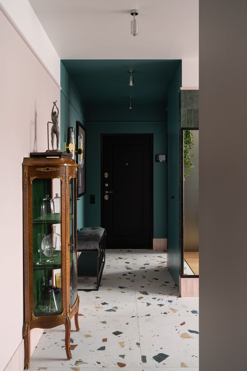 Яркие цвета, арки, необычная плитка: как дизайнеры преобразили квартиру в типовом доме 1970-х