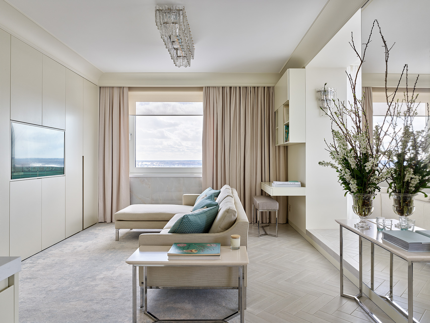Квартира 64 кв. м в Истре: минималистичный интерьер с винтажными люстрами и  панорамным видом