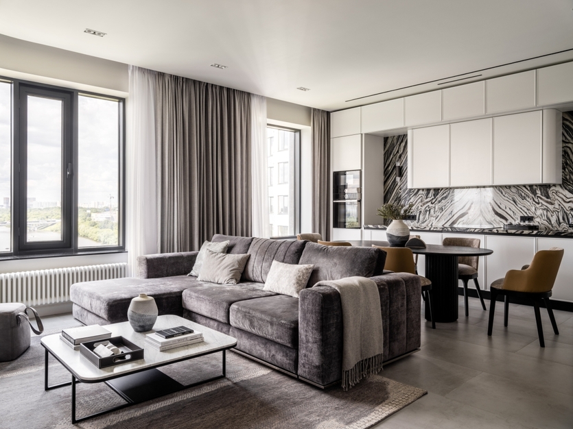 Современная мебель, гипсовая лепнина и серые оттенки: квартира 69 кв. м для молодой пары