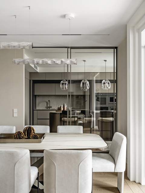 Скрытая кухня и умный дом: продуманная минималистичная квартира для семьи