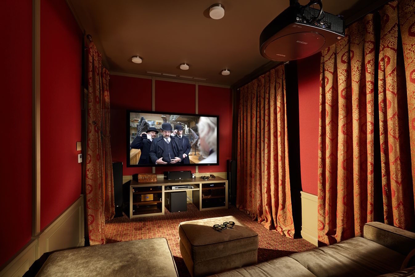 От ТВ-зоны до домашнего кинотеатра: 10 дизайнерских интерьеров для поклонников кино