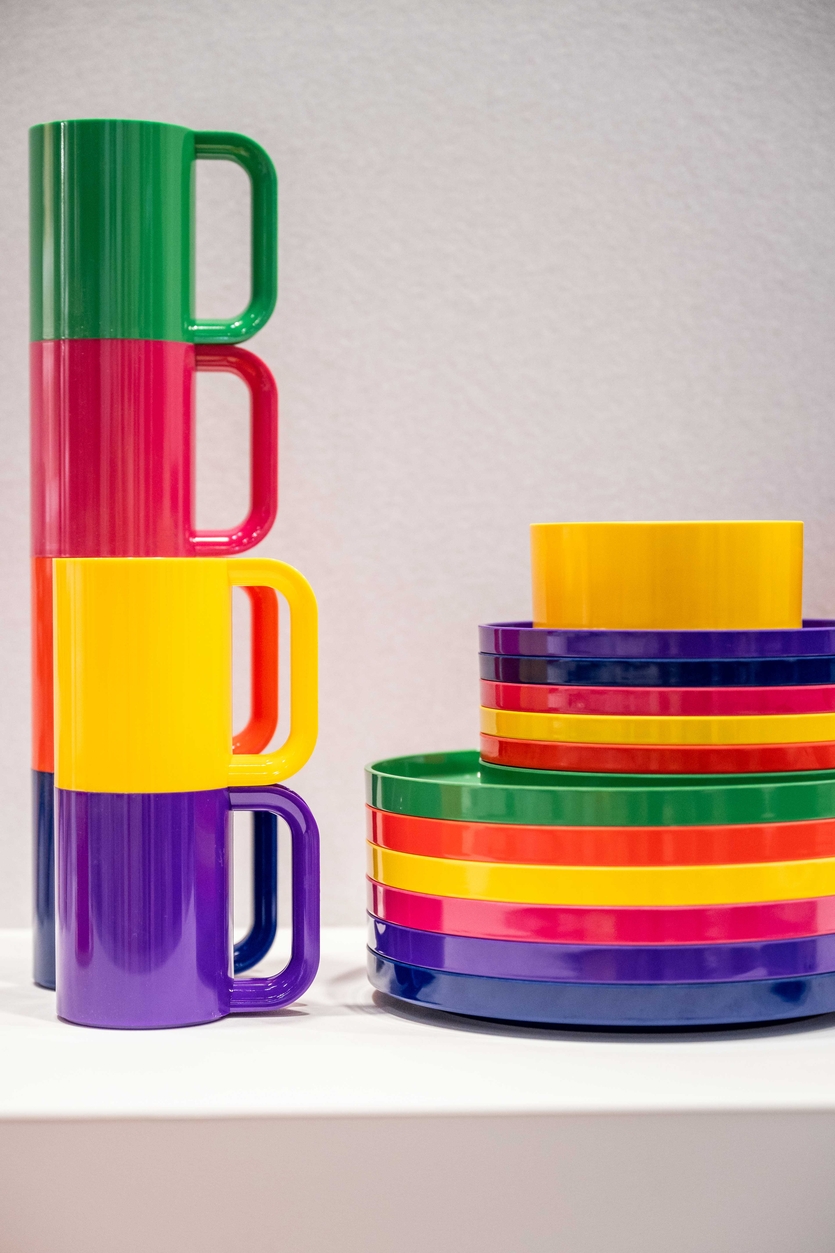 Как победить серость: яркие вещи в интерьер