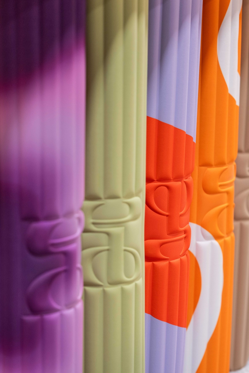 Как победить серость: яркие вещи в интерьер