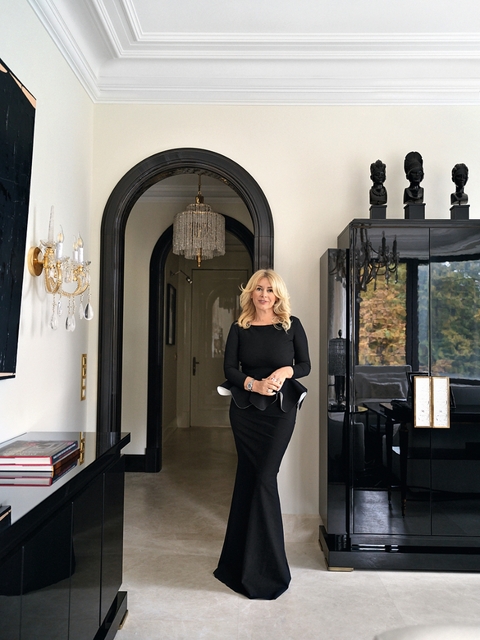 Антиквариат и авторская мебель: респектабельная квартира в центре Москвы