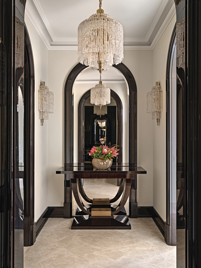 Антиквариат и авторская мебель: респектабельная квартира в центре Москвы