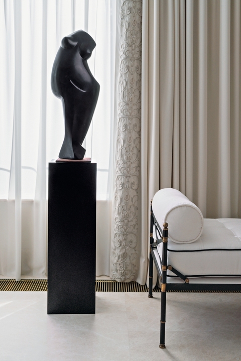 Антиквариат и авторская мебель: респектабельная квартира в центре Москвы