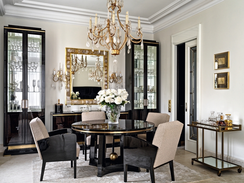 Антиквариат и авторская мебель: респектабельная квартира в центре Москвы