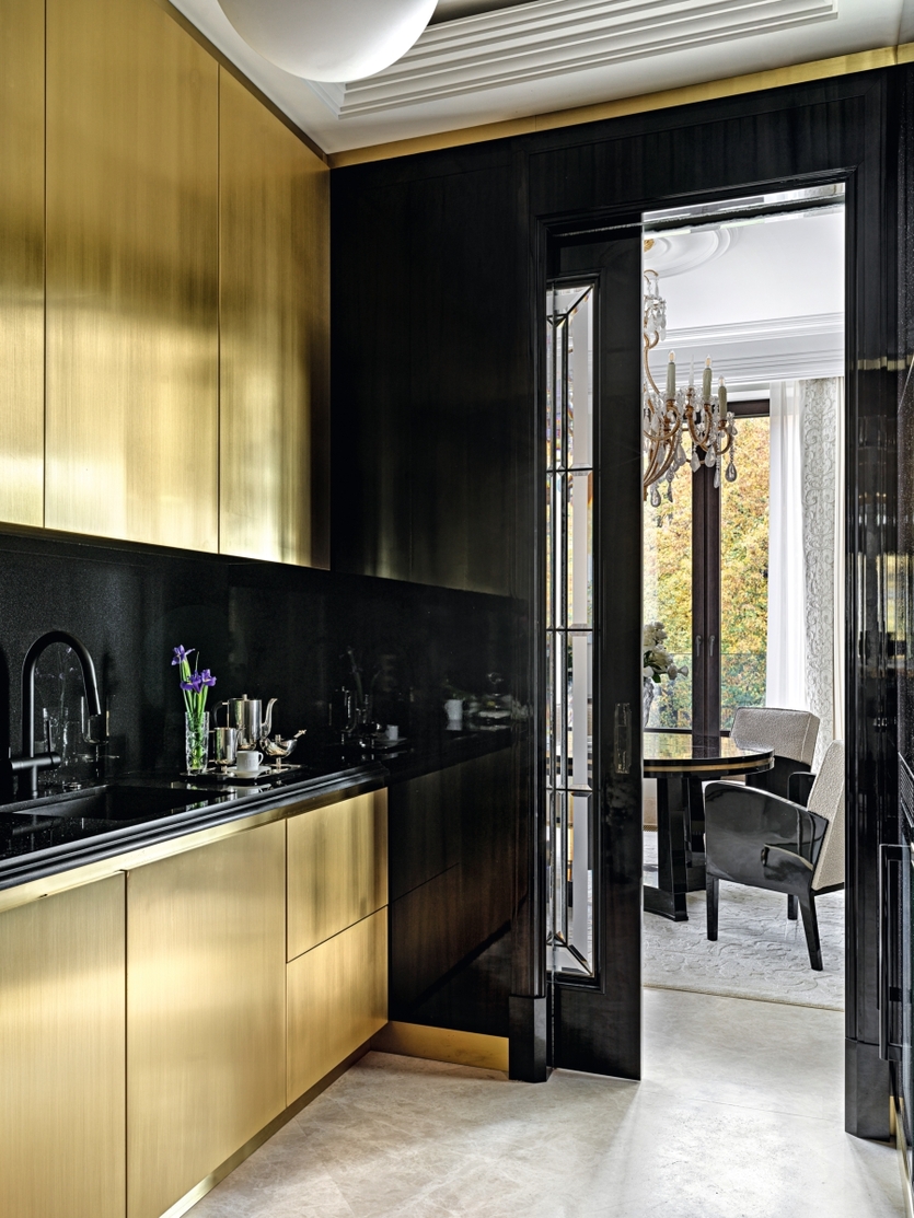 Антиквариат и авторская мебель: респектабельная квартира в центре Москвы