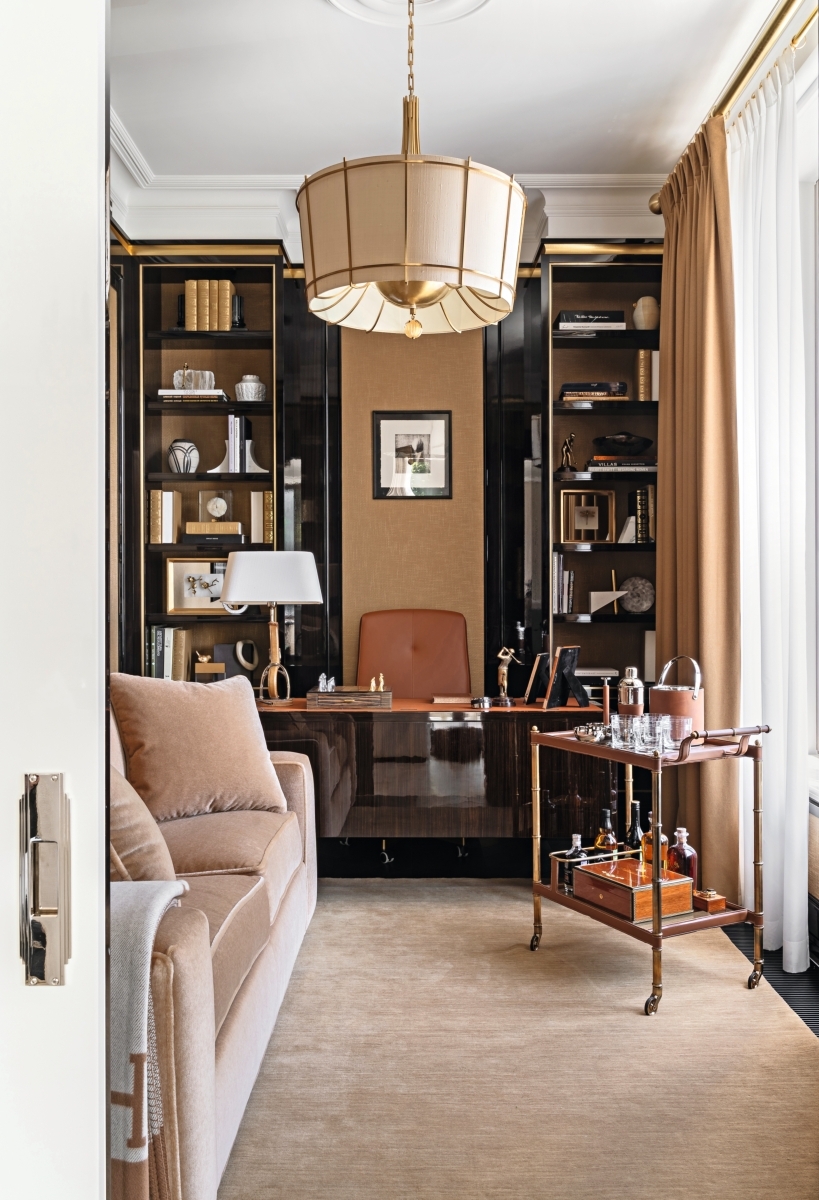 Антиквариат и авторская мебель: респектабельная квартира в центре Москвы