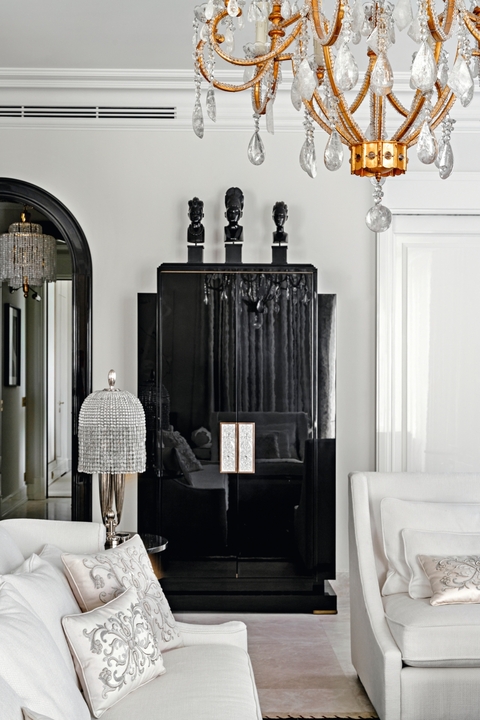 Антиквариат и авторская мебель: респектабельная квартира в центре Москвы