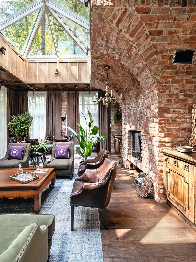 Тихая роскошь: преображение семейного особняка в окружении хвойного леса