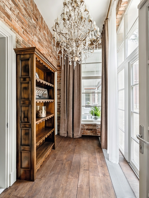 Тихая роскошь: преображение семейного особняка в окружении хвойного леса