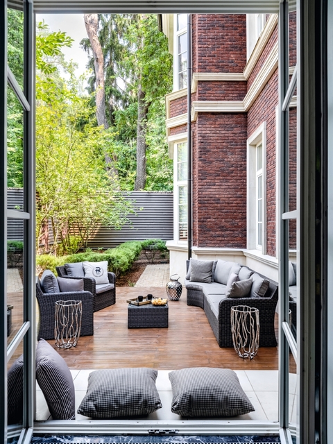 Тихая роскошь: преображение семейного особняка в окружении хвойного леса