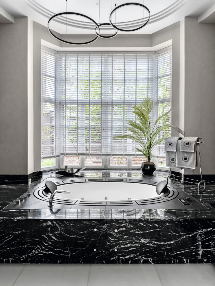 Тихая роскошь: преображение семейного особняка в окружении хвойного леса