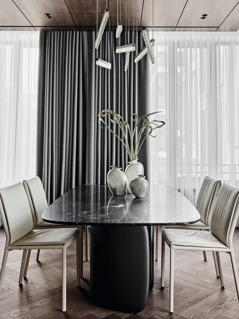 Расслабляющий интерьер в центре мегаполиса: квартира для семьи с детьми