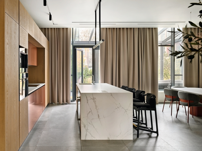 Уютный таунхаус в светлых тонах с природными акцентами