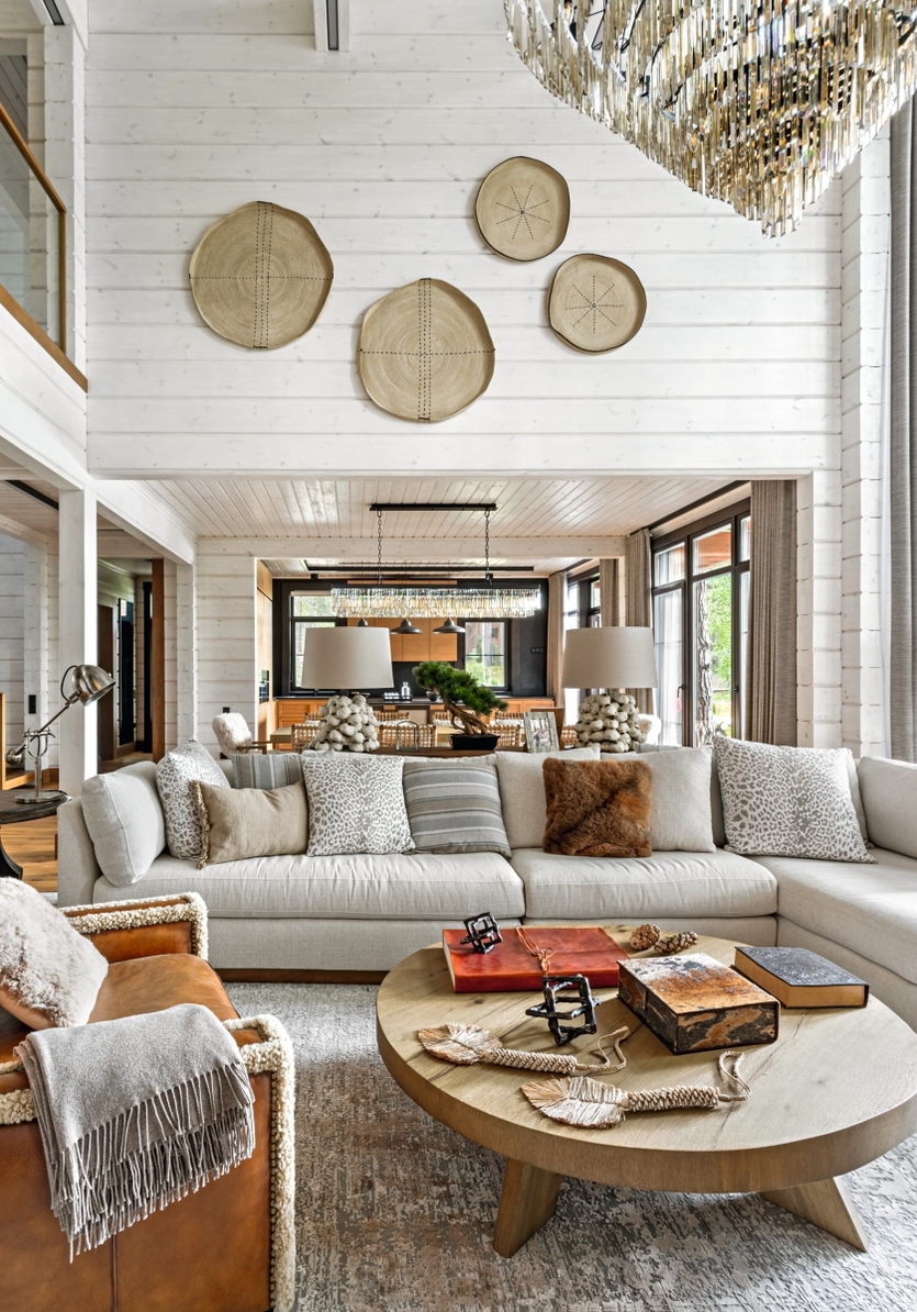 Современное шале: большой дом у озера для семьи