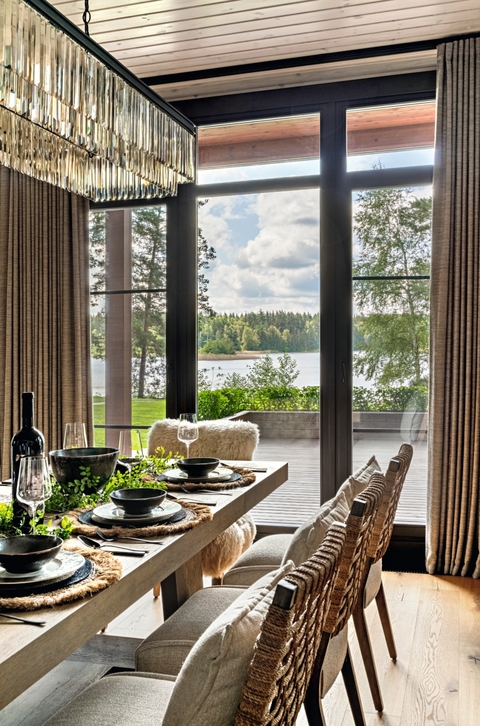 Современное шале: большой дом у озера для семьи