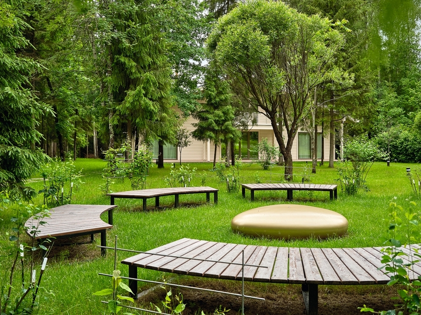 Светлый дом в гармонии с природой