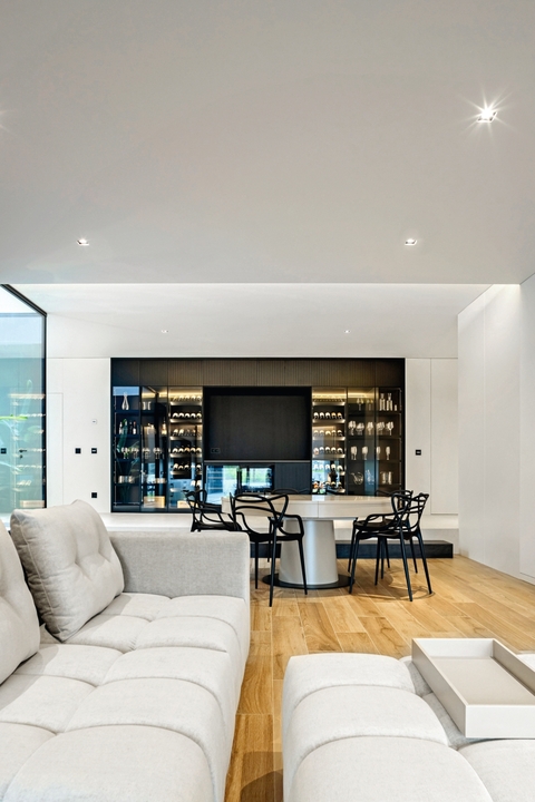 Идеальный баланс: лакончиный, но уютный интерьер виллы в Португалии