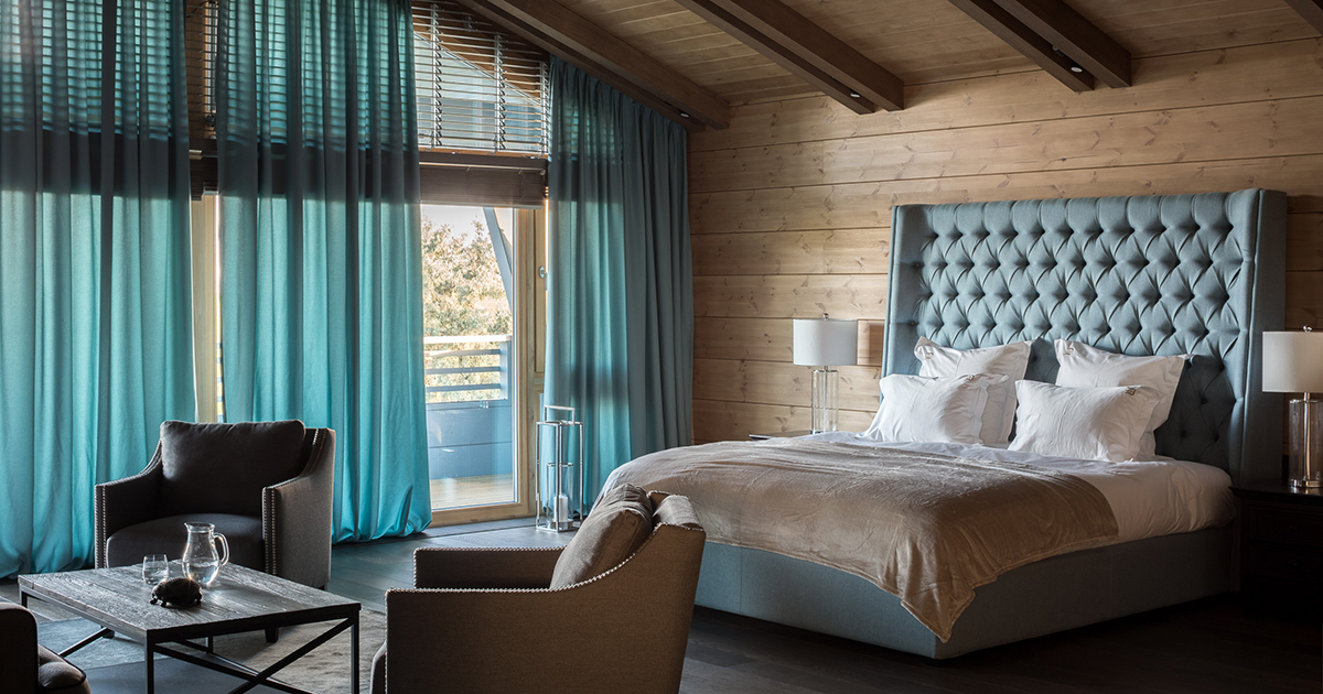 Как обустроить интерьер спальни в деревянном доме?